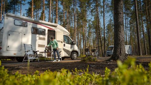 Un sucevean a rămas fără 11.400 de euro după ce a încercat să cumpere o autorulotă de pe Facebook. Cum au acționat escrocii