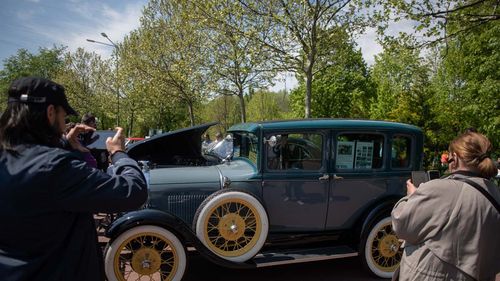GALERIE FOTO Ce mașini au apărut la parada automobilelor retro/ De la Dacia 1100 la Ford A-1929, restaurat