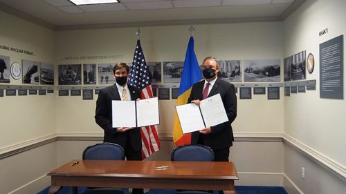 VIDEO Ministrul apărării Nicolae Ciucă a semnat în SUA cu omologul său american o foaie de parcurs pe zece ani, care include și prezența forțelor americane în România / Mark Esper: America este alături umăr la umăr de România pe măsură ce avansăm pacea, democraţia, libertatea