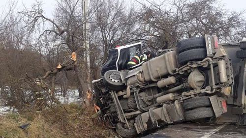 Traficul pe DN17 a fost reluat după opt ore, după ce un TIR s-a răsturnat peste o mașină