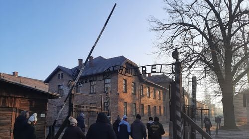 Optzeci de supraviețuitori de la Auschwitz filmează lecții de viață pentru a marca 80 de ani de la eliberarea lagărului de exterminare la 27 ianuarie 1945