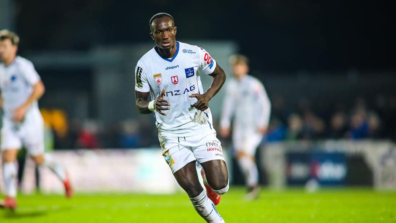 Un atacant ghanez de 28 de ani a murit pe teren într-un meci din prima ligă a Albaniei/ Raphael Dwamena avea montat un dispozitiv la inimă, însă a insistat să joace din nou în ciuda avertismentelor medicilor