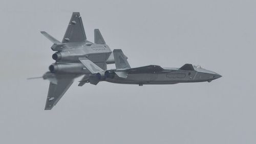 China va prezenta pentru prima dată publicului avionul de luptă J-20 „Mighty Dragon” / O declarație că flota de avioane de generația a cincea este matură, numeroasă și pregătită