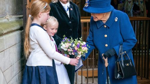 Regina Elisabeta a II-a a Marii Britanii a fost văzută pentru prima oară în public la o ceremonie importantă mergând cu ajutorul unui baston la vârsta de 95 de ani