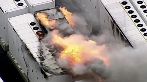 O baterie gigant de 13 tone, produsă de Tesla, a explodat în Australia. Fumul toxic s-a răspândit în zonă după lichidarea incendiului