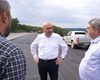 VIDEO | Premierul Bolojan, pe șantierul Autostrăzii Transilvania, cu constructorul, ”regele asfaltului” / Bolojan: „Cum sunteți?”, Umbrărescu: „Excelent!” / Premierul s-a văzut și cu Emil Boc, la primărie