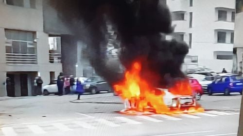 O mașină a ars în zona Unirii din Capitală