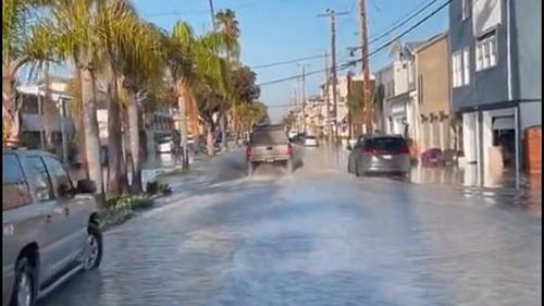 Doi morți și mii de persoane evacuate după ce o nouă furtună a lovit California