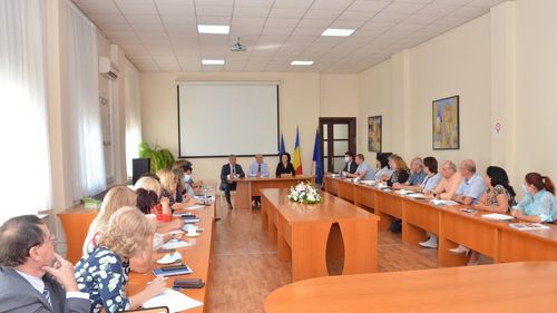 FOTO Fără mască și fără distanțare în sala de ședințe cu zeci de profesori-inspectori, un secretar de stat din Ministerul Educației sfidează pandemia și regulile oficiale într-o vizită de lucru la Iași