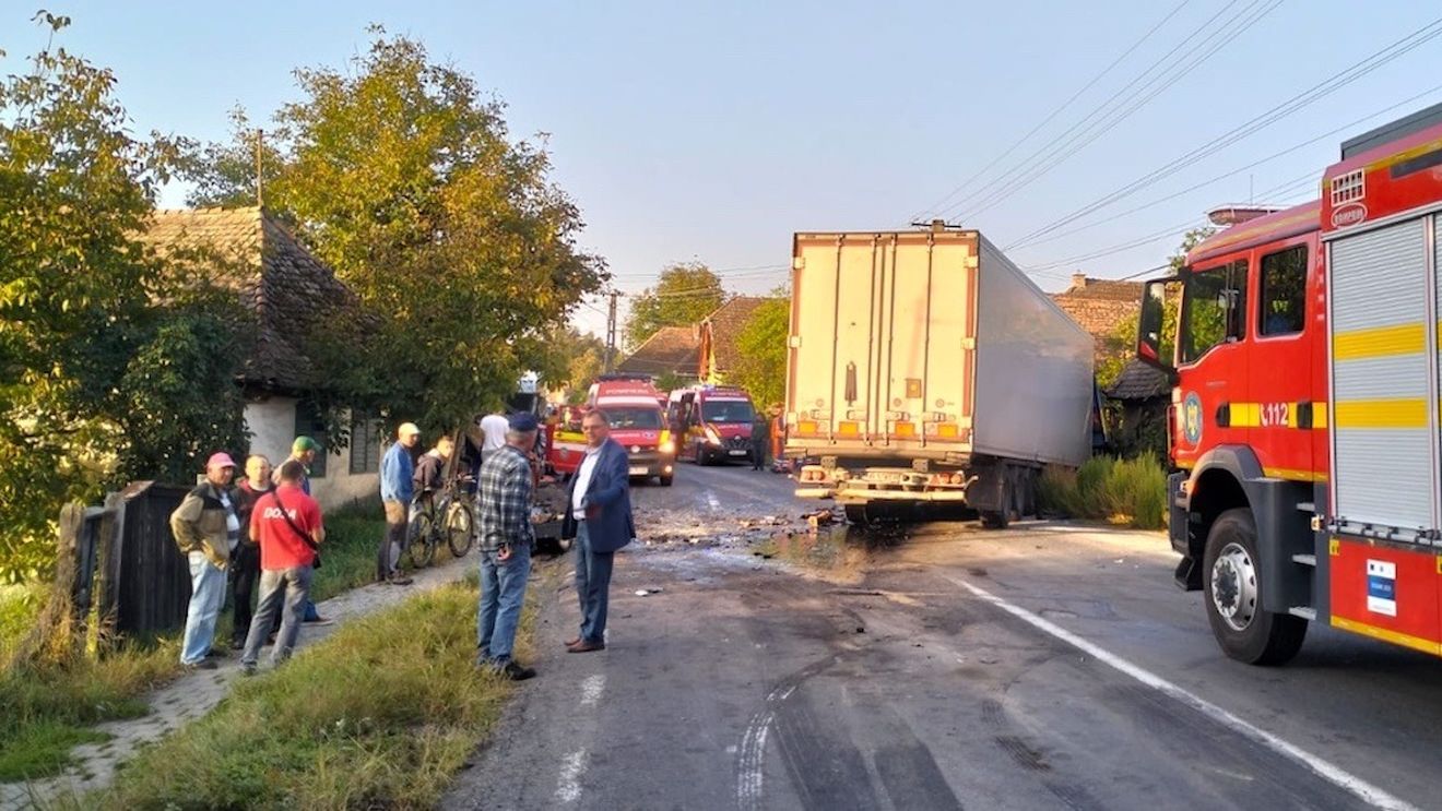 UPDATE Accident grav cu nouă victime în Mureș între un microbuz și un TIR: O persoană a murit și alte trei sunt încarcerate, trafic blocat pe DN 13A