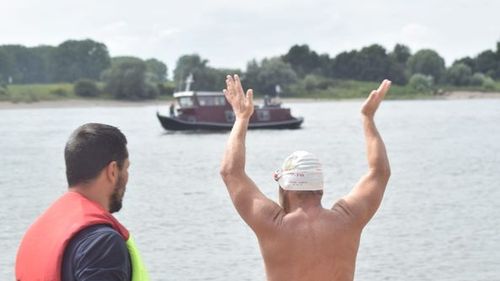 Înotătorul Avram Iancu a trecut graniţa în Olanda, în cursa de pe fluviul Rin / Sportivul din Petroşani înoată cei 1.032 de kilometri ai fluviului fără costum de neopren sau alte elemente ajutătoare