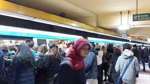 Trenurile de metrou circulă mai rar faţă de graficul aprobat pe Magistrala Berceni-Pipera, din cauza „absenţei din motive medicale a mai multor mecanici de tren”