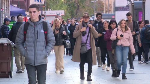 De ce românii din străinătate trimit mai puțini bani în țară. Schimbări semnificative în ultimii 10 ani