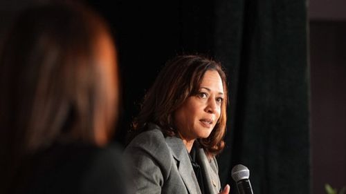 Procuror versus infractor: Kamala Harris ar putea opta pentru o strategie de campanie care să pună în contrast trecutul său de procuror cu procesele lui Donald Trump