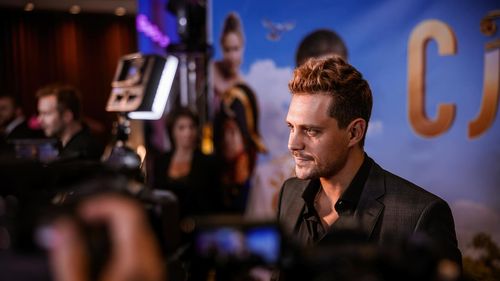 Ucraina acuză un actor sârb din serialul "The White Lotus" că susţine invazia rusă