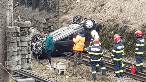 Un autoturism a sărit de pe un pod şi a ajuns pe calea ferată, la Predeal / UPDATE: Traficul feroviar a fost reluat, întârzieri în Gara de Nord