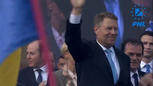 Miting PNL la Iași. Iohannis: Mă bucur că m-au invitat ȘÎ pe mine. Am venit pe jos prin Iași, parcă nu bătea cu filmul de alaltăieri. Noi nu suntem hoți, suntem români/ Rareș Bogdan: Infractorule, Klaus Iohannis e mai român ca tine/ Andrei Năstase: Alegerile și referendumul sunt o miză enormă și peste Prut