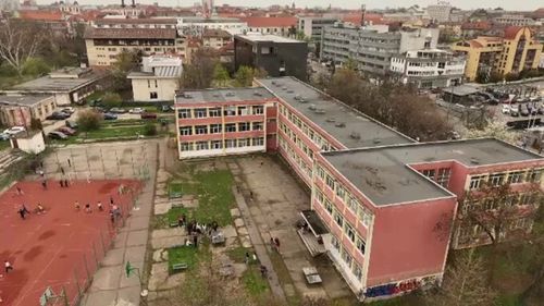 „Școli în construcție, viitor în pauză”. Povestea liceului Nikolas Lenau, unde elevii sunt prieteni cu furnicile și șoriceii
