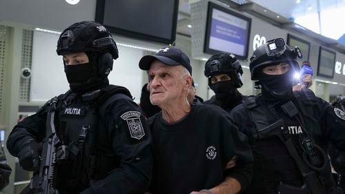 FOTO Fugarul Nati Meir a fost adus vineri în ţară, de la Atena / El a fost condamnat la 11 ani de închisoare pentru șapte infracţiuni de înşelăciune, trafic de influenţă şi luare de mită