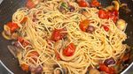 Pastele de vineri seara. Spaghetti alla disperata – o rețetă care combină într-un sos ingrediente de mai multe feluri, pe care le avem de regulă prin frigider sau cămară. Rapide, savuroase și de post
