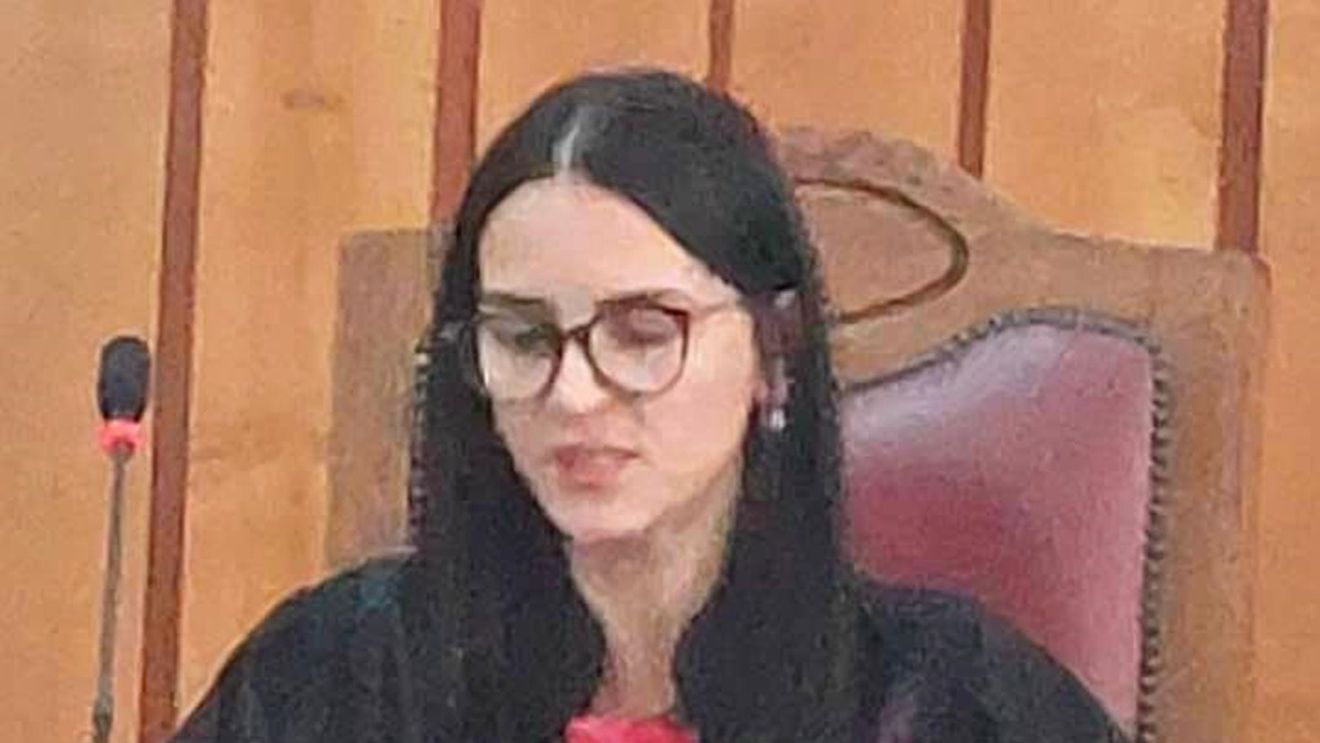 Procesul judecătoarei Ana Maria Chirilă, acuzată inclusiv de consum de droguri, strămutat  de la Suceava, la Iași / Ea este în libertate, sub control judiciar