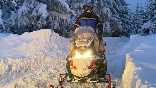 Un bărbat care a intrat cu un ATV pe o pârtie din Predeal și s-a plimbat printre schiori a fost amendat cu 2.000 de lei