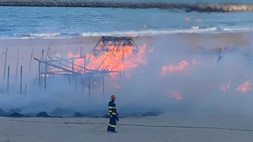 VIDEO Constanța: Un bar de pe plaja Trei Papuci a luat foc