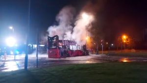 VIDEO Patru bărbați au deturnat și au dat foc unui autobuz într-o suburbie a orașului nord-irlandez Belfast