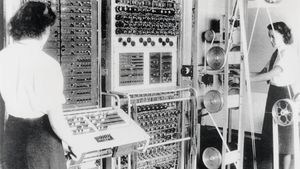 Spionii cibernetici britanici marchează cea de-a 80-a aniversare a computerului secret Colossus / A fost primul computer digital din lume, un cadru de doi metri înălţime cu întrerupătoare şi prize traversate de numeroase cabluri