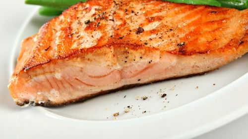 Care este cea mai bună metodă de a găti somon / Un test comparativ arată ce tehnică oferă crusta cea mai crocantă și carnea fragedă