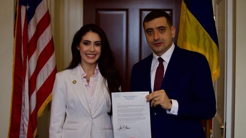Mai mulți parlamentari ruşi vor călători în Statele Unite, în ciuda sancţiunilor. Ei au fost invitați de republicana Anna Paulina Luna, aliată politică a lui George Simion