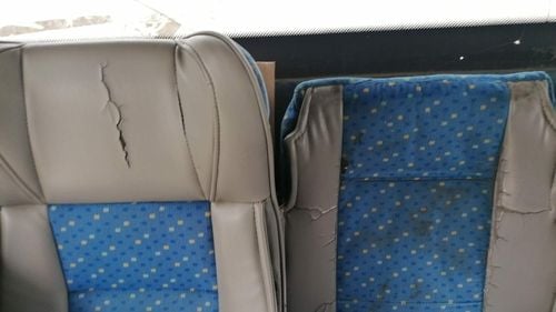 FOTO Cum se mai circulă în Giurgiu: Microbuze cu lunetă fisurată, reparații improvizate, scaun fixat pe un lemn/ Protecția Consumatorului a amendat cu 45.000 de lei două firme de transport din cauza uzurii și a mizeriei