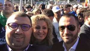 Soţia fostului colonel SRI, Daniel Dragomir, a mers la Serviciul de Probaţiune pentru a fi luată în evidenţă. Ea a fost condamnată în același dosar cu soțul său, care a fugit din țară