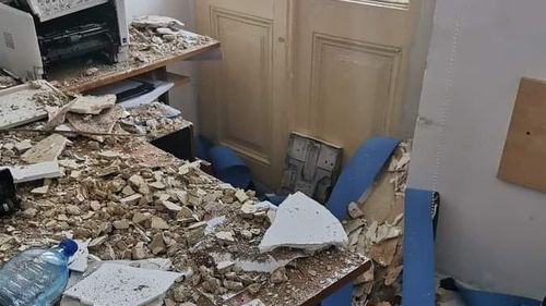 FOTO Bucăți din tavan au căzut în Secția 3 de Poliție a Capitalei/ Sindicatul Europol: Domnule ministru, raportăm: Ne cade tavanul în cap!