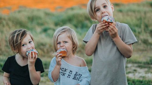 Sondaj: 65% dintre copiii cu vârsta de până la 14 ani consumă dulciuri zilnic, spun părinții lor. Jumătate dintre părinții participanți la studiu le dau copiilor mezeluri și chipsuri