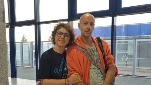 Italienii care au aterizat la Craiova, în loc de Cracovia, contactați de echipa Aeroportului / Cuplul vizitează locuri din România