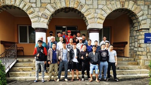 Criza forței de muncă: 23 de muncitori vietnamezi modernizează rețeaua de apă din comuna vrânceană Soveja