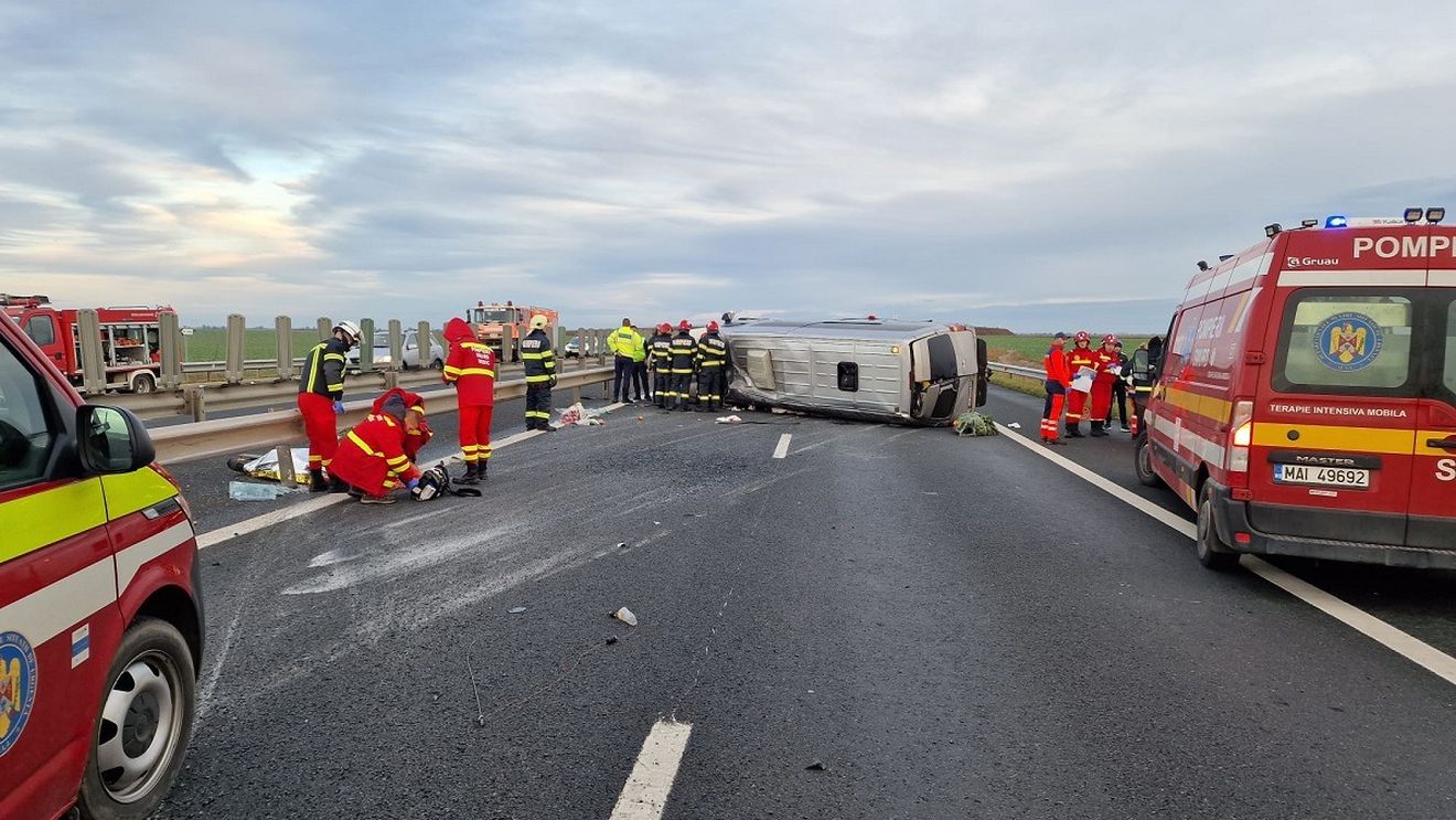 Microbuz răsturnat pe autostradă, la Nădlac: o persoană decedată și una rănită grav / A fost activat planul roșu