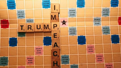 Discuțiile despre demiterea lui Trump se intensifică. Mișcarea este o sabie cu două tăișuri pentru democrați