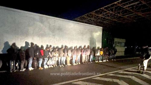 50 de cetăţeni străini, intrați legal în România sau solicitanți de azil, depistaţi la frontiera cu Ungaria/ Au fost descoperiți în TIR-uri cu destinația Polonia sau Germania