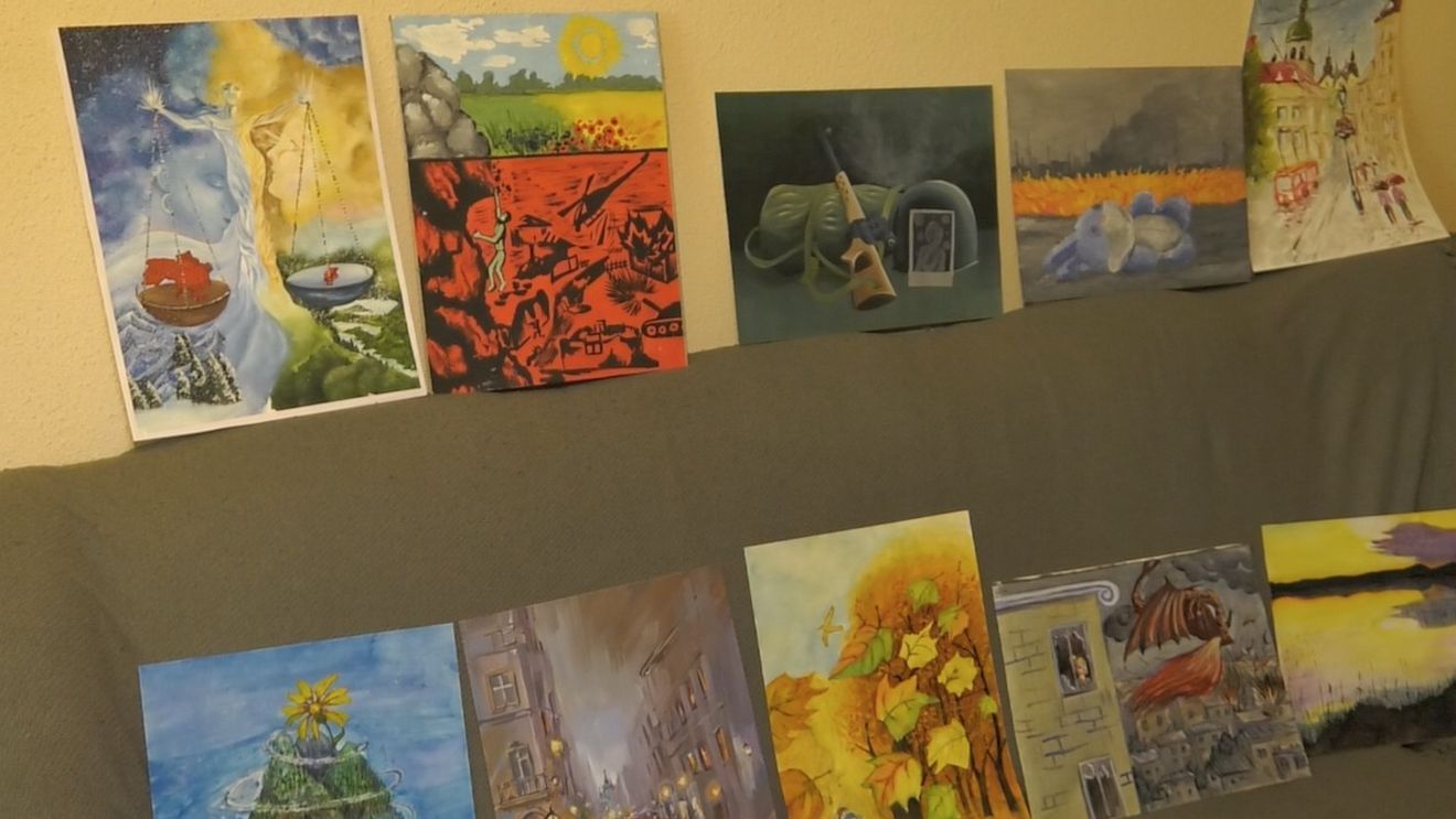 Un ucrainean refugiat la Sibiu face expoziție cu picturile copiilor din Crimeea, pentru a-i ajuta cu bani / Imaginile vor fi imprimate pe tricouri și vândute în scop caritabil
