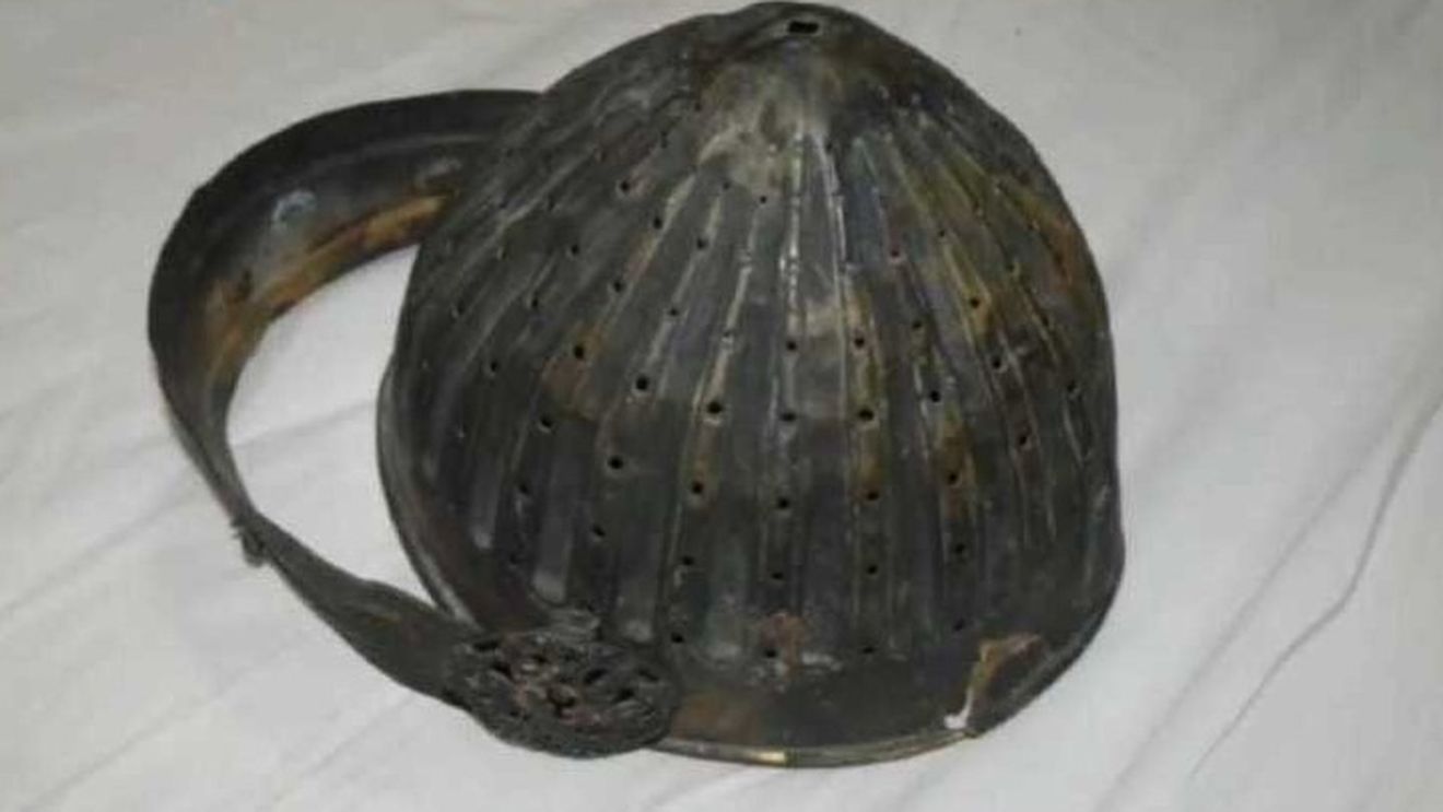 Un coif, turban turcesc cu diademă, găsit de polițiștii în locuința unui bărbat care încerca să îl vândă pe internet cu 5000 de lei