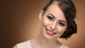 Cine este Scarlett Karoleva, tânăra basarabeancă care l-a susținut în campania prezidențială pe George Simion / Acuză Uniunea Europeană de dictatură, dar pe Instagram susține că „a prins un loc de muncă” la Parlamentul European