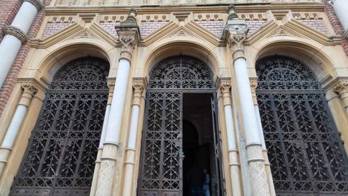 Bărbat trimis în judecată pentru că a lipit simboluri ale Mişcării Legionare pe uşile unei sinagogi