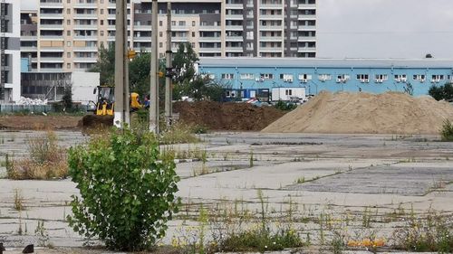 EXCLUSIV La zece zile după ce Gabriela Firea inaugura lucrările la Spitalul Metropolitan din Pipera, pe șantier bate vântul. Luni dimineață, nici un muncitor și nici un utilaj. La prânz, după întrebările adresate de G4Media, au apărut 5 muncitori, 2 roabe și un excavator