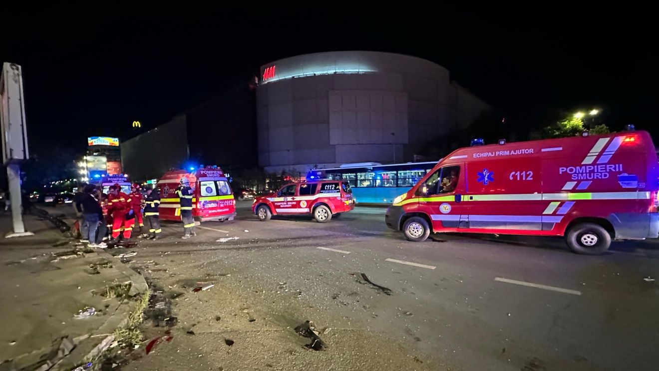 FOTO VIDEO 10 persoane duse la spital, în urma unui accident produs la Piața Unirii / Un autoturism cu 5 persoane și un microbuz cu 10 nepalezi sunt implicate în accident