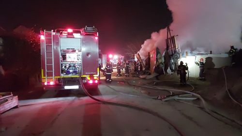 VIDEO Incendiu violent în Prelungirea Ghencea, la o casă și un depozit improvizat în care se află butelii cu freon