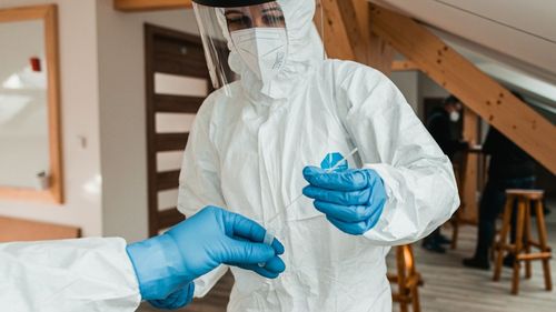 Conferință pseudoștiințifică despre COVID-19, condamnată de Colegiul Medicilor și Ministerul Sănătății / Teorii conspiraționiste despre vaccinare, morți subite și controlul maselor promovate în prezența unor medici