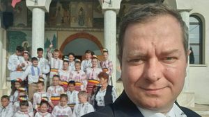 UPDATE Mihai Tîrnoveanu, un ultranaționalist cu discurs antimaghiar, în fruntea protestatarilor care au întrerupt discursul lui Viktor Orban, la Băile Tușnad/ ”Transilvania, pământ românesc”, afișat pe un banner uriaș/ Tîrnoveanu a incitat populația împotriva maghiarilor din Valea Uzului (video)