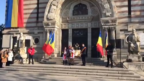 VIDEO Copii ținuți în ger în mânecă scurtă la Ploiești pentru a vorbi în locul primarului Adrian Dobre